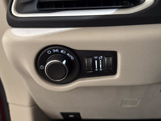 Used 2023 Chrysler Voyager LX FWD image 18