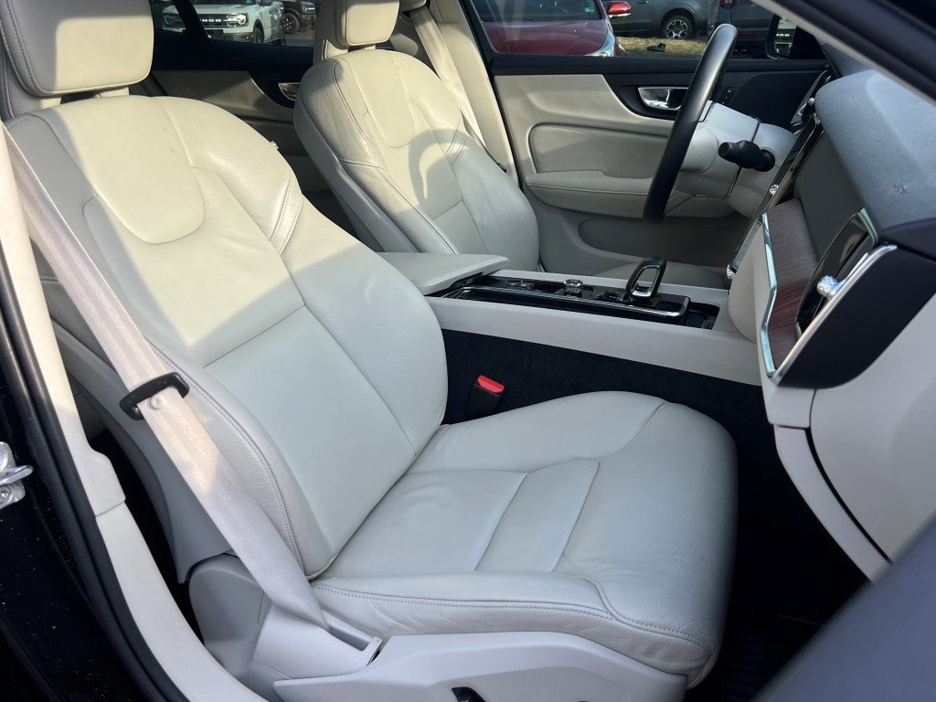 Used 2022 Volvo S60 B5 Momentum w/ Climate Package image 11