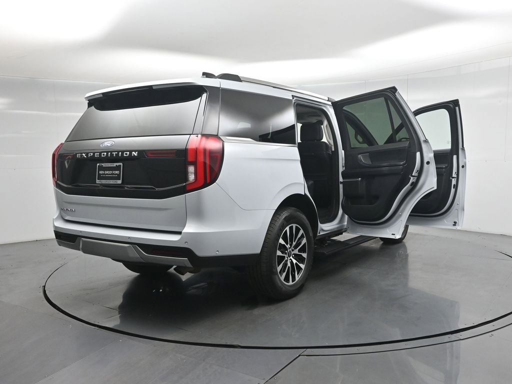 Certified 2025 Ford Expedition Platinum AWD/4WD image 5
