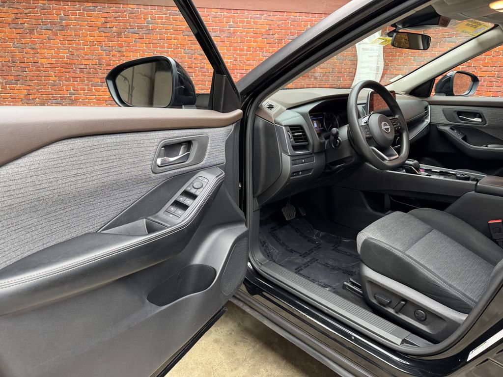 Used 2023 Nissan Rogue SV AWD/4WD image 9