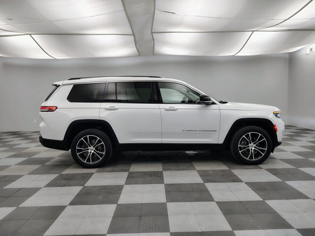 Used 2022 Jeep Grand Cherokee L Limited AWD/4WD image 11