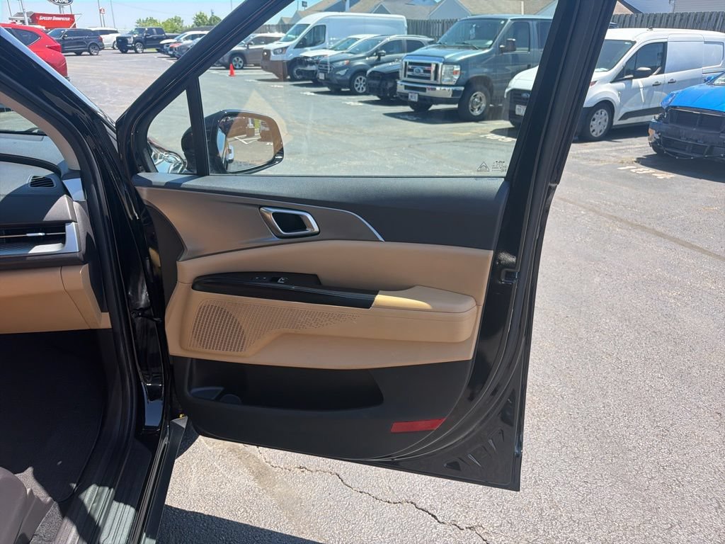 Used 2024 Kia Carnival LX FWD image 38