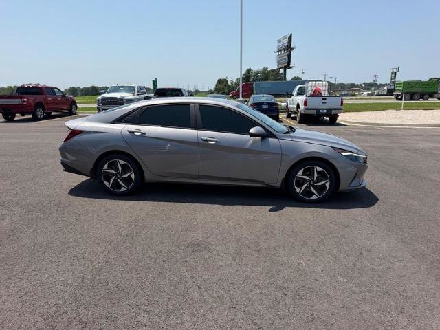 Used 2023 Hyundai Elantra SEL w/ Convenience Package FWD image 4