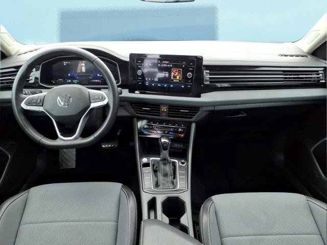Used 2025 Volkswagen Jetta SE FWD image 17