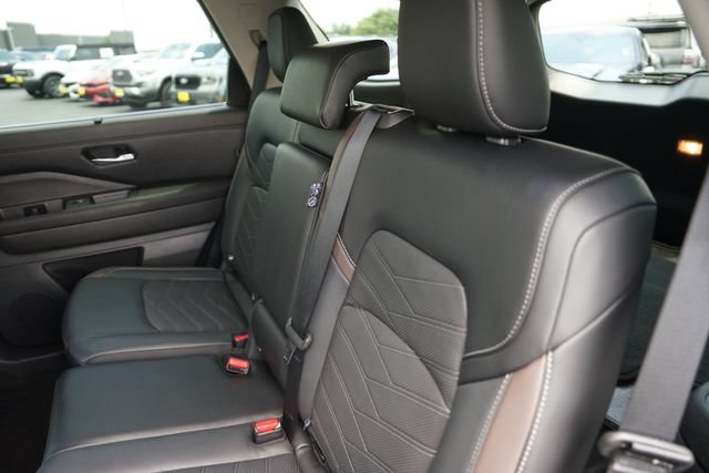 Used 2025 Nissan Pathfinder Platinum w/ Cargo Package FWD image 14