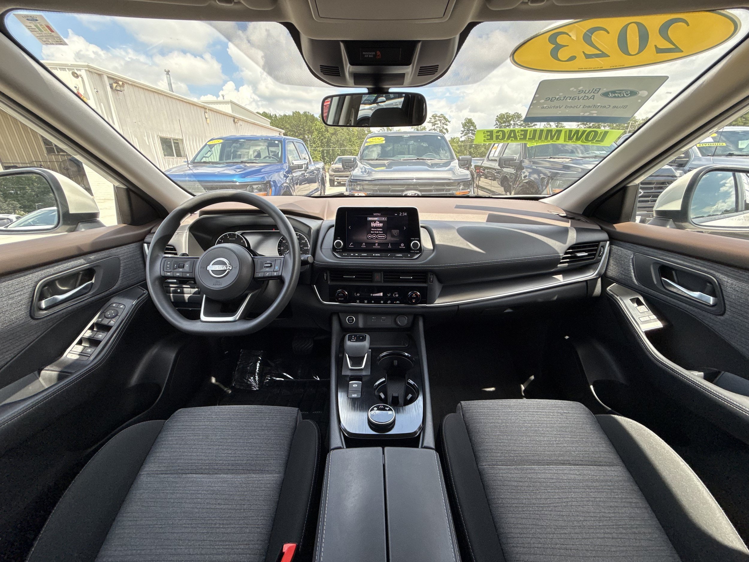 Used 2023 Nissan Rogue SV AWD/4WD image 12