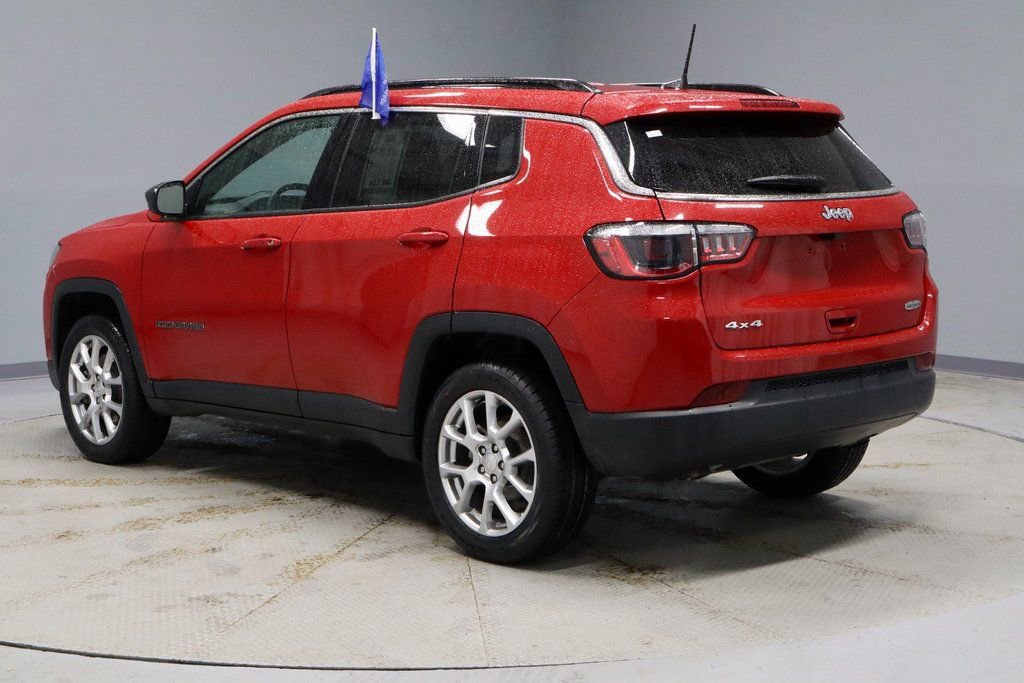 Used 2023 Jeep Compass Latitude image 3