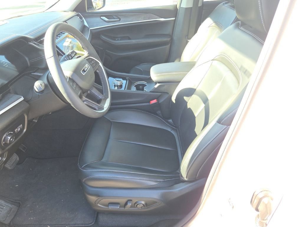 Used 2023 Jeep Grand Cherokee Limited image 4