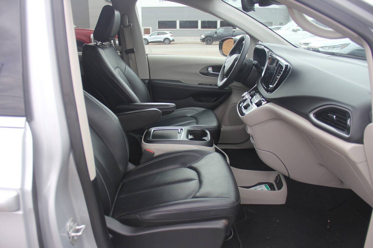 Used 2024 Chrysler Pacifica Touring-L FWD image 28