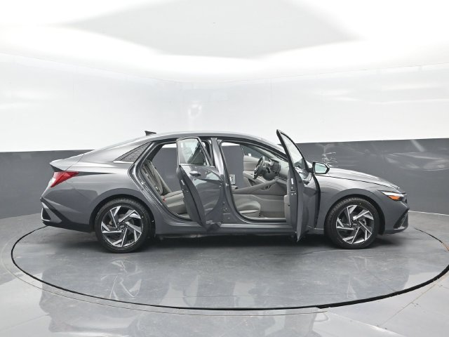 Used 2025 Hyundai Elantra SEL FWD image 28
