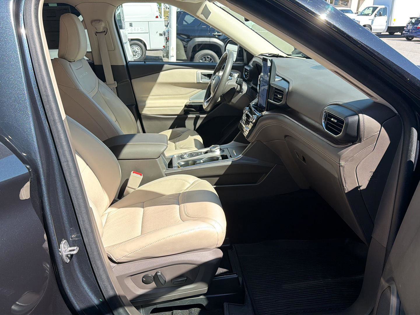 Certified 2023 Ford Explorer Platinum w/ Technology Package AWD/4WD image 15