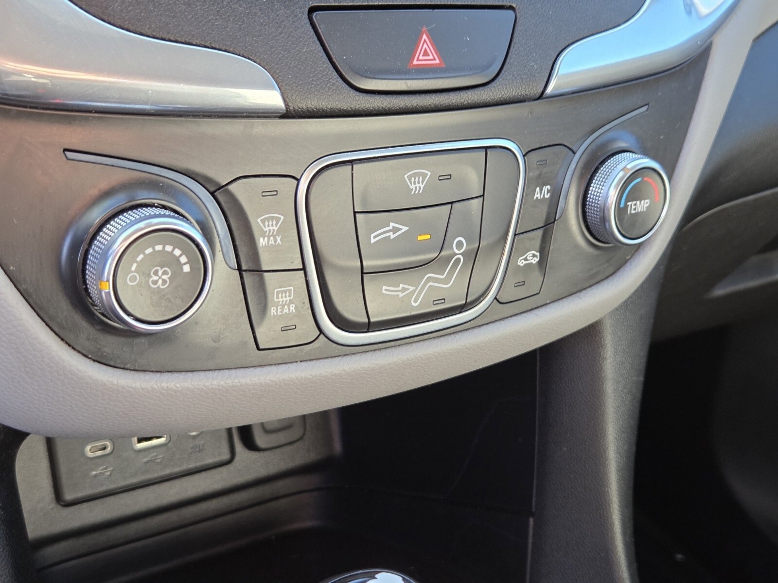 Used 2020 Chevrolet Equinox LS w/ LS Convenience Package image 22