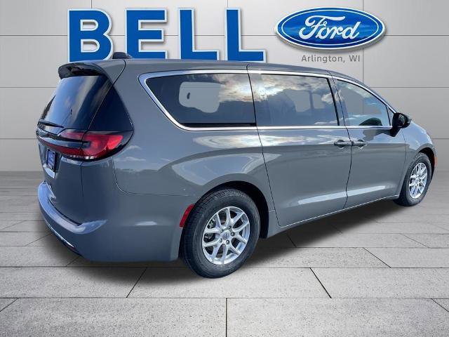 Used 2023 Chrysler Pacifica Touring-L image 3