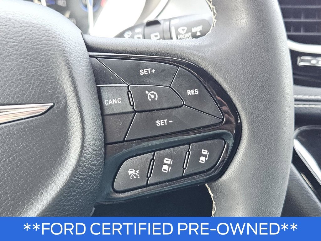 Used 2023 Chrysler Pacifica Touring FWD image 32