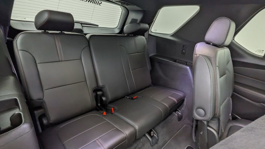 Used 2023 Chevrolet Traverse RS image 38