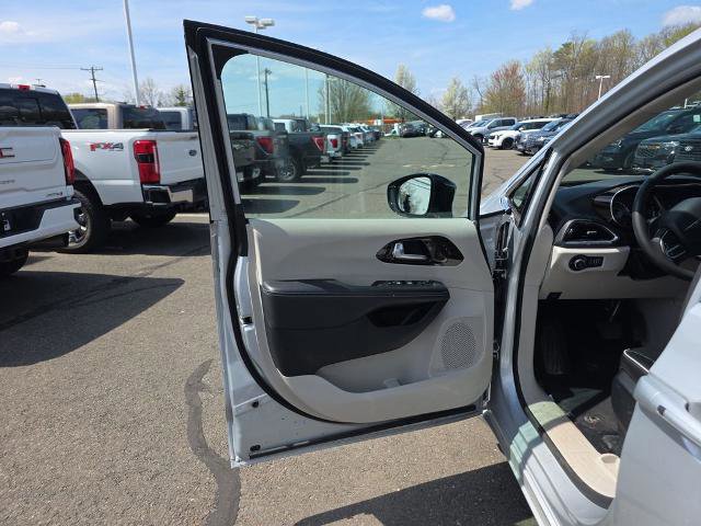 Used 2024 Chrysler Pacifica Limited FWD image 19