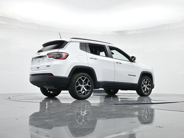Used 2024 Jeep Compass Latitude image 30