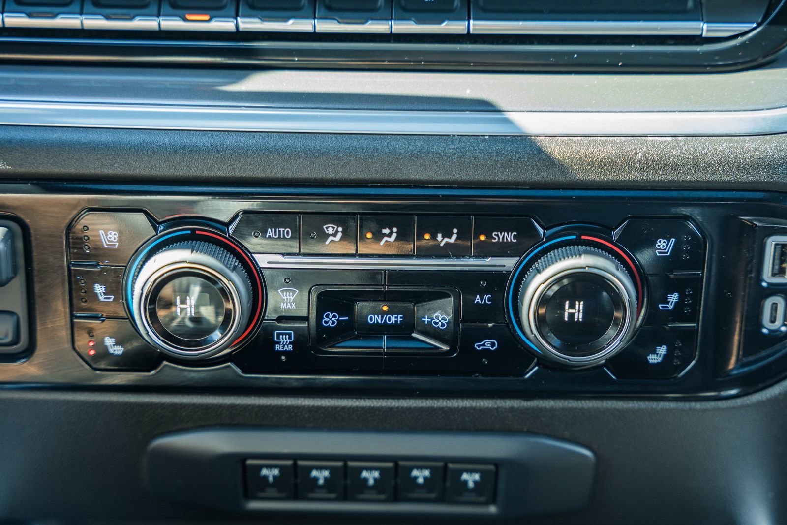 Used 2024 Chevrolet Silverado 3500 High Country w/ High Country Premium Package image 37