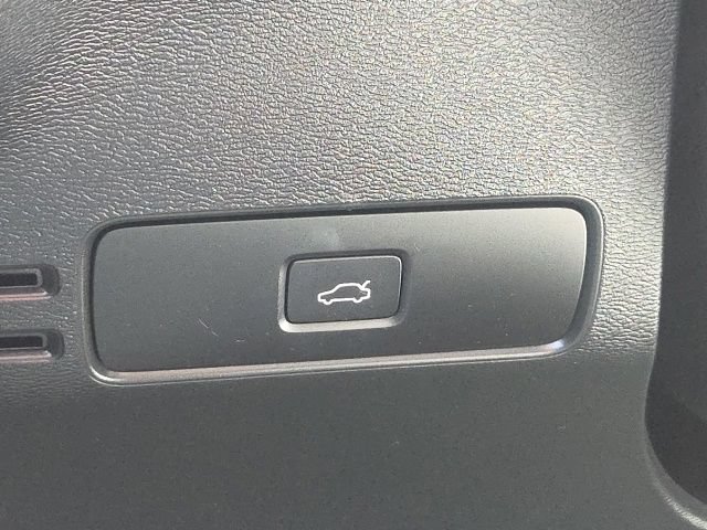 Used 2023 Volvo XC40 B5 Plus AWD/4WD image 28