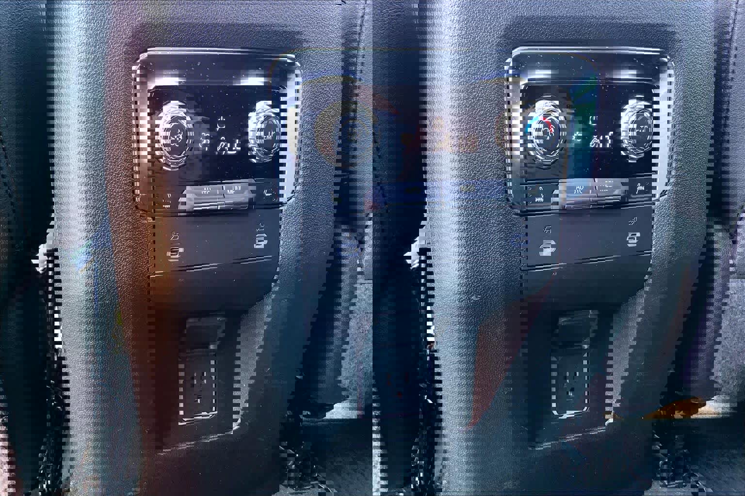 Used 2024 GMC Yukon SLT w/ SLT Premium Package image 34