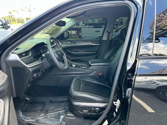 Used 2024 Jeep Grand Cherokee L Limited w/ Black Appearance Package RWD image 15