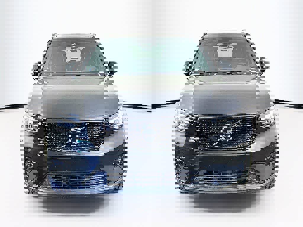 Used 2023 Volvo XC40 B5 Plus image 8