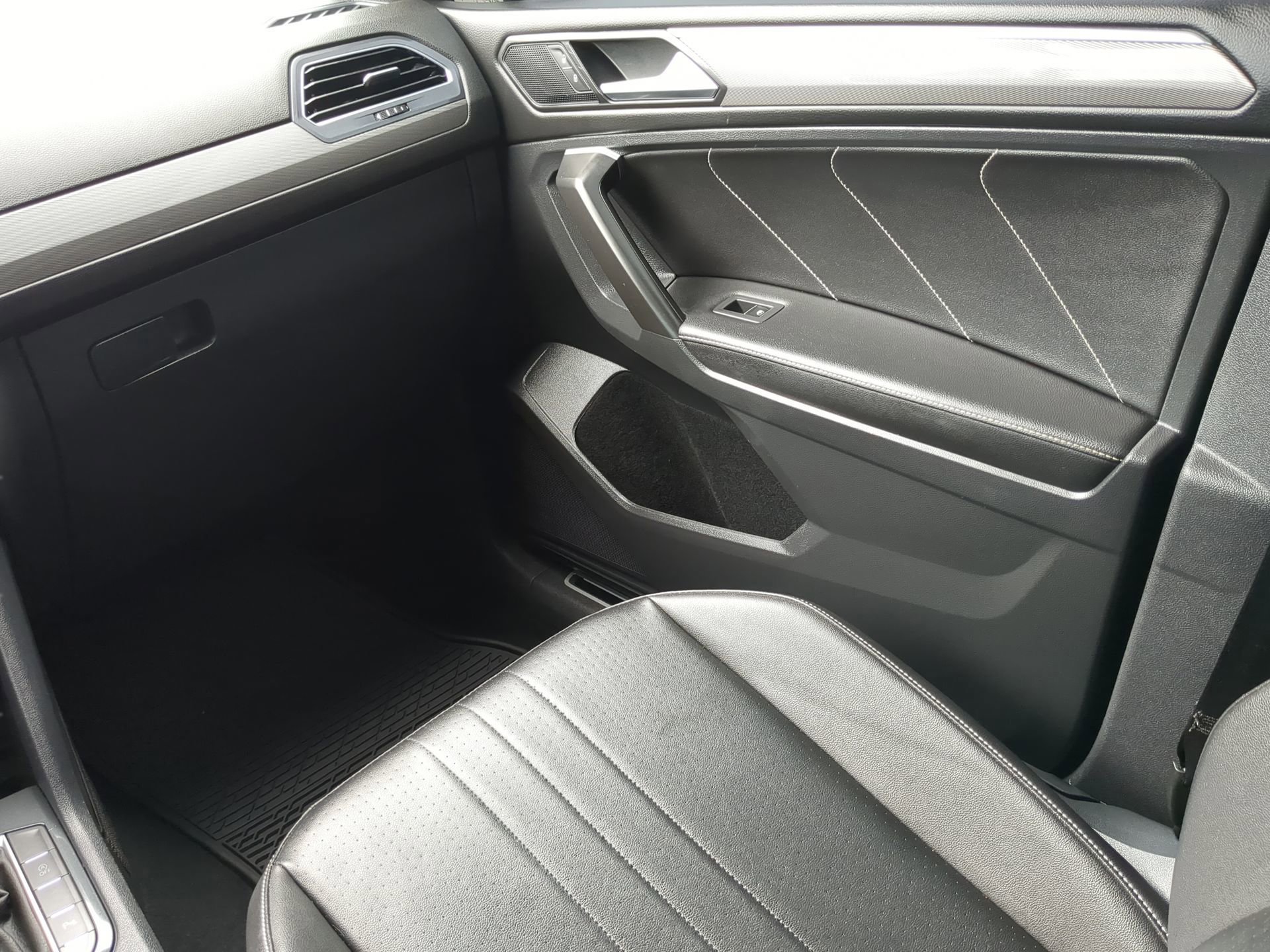 Used 2022 Volkswagen Tiguan SE R-Line image 41