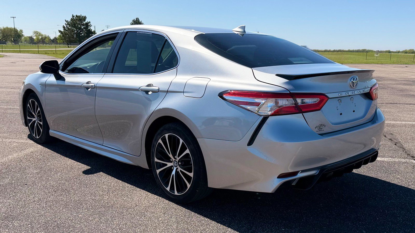 Used 2020 Toyota Camry SE FWD image 3