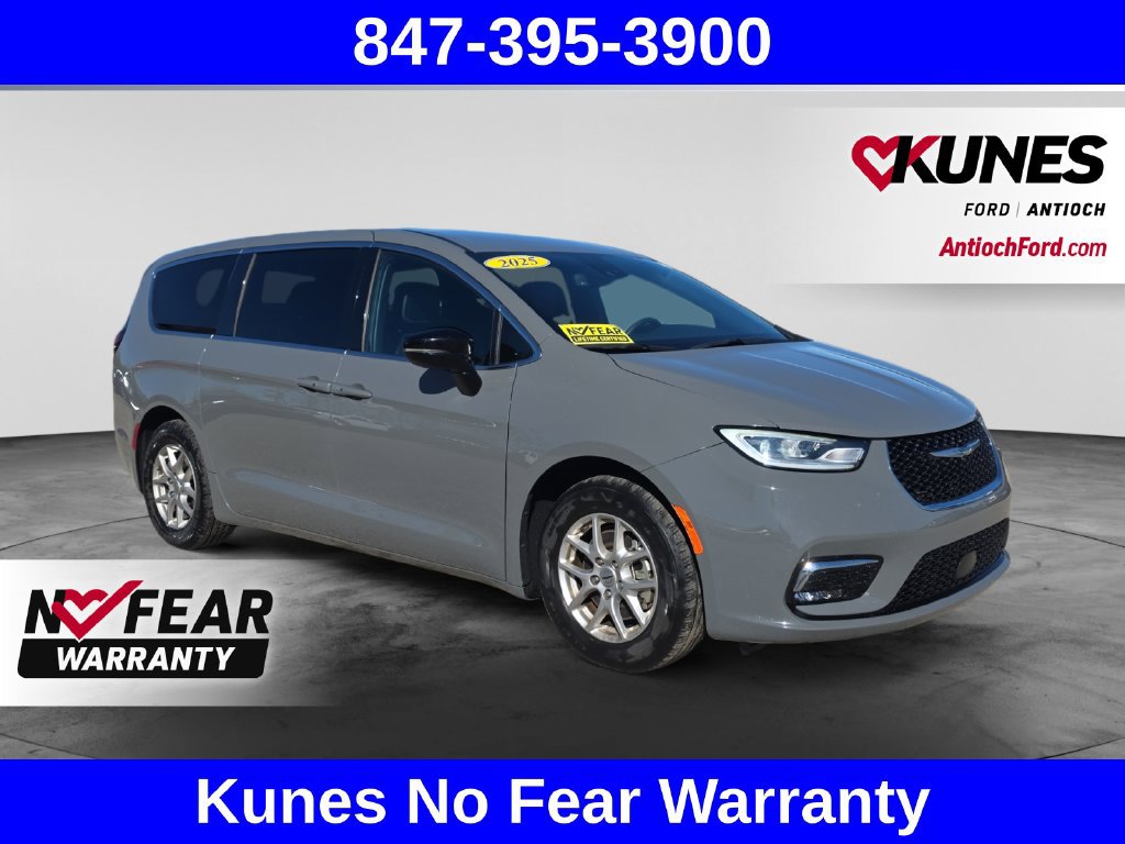 Used 2025 Chrysler Pacifica Select