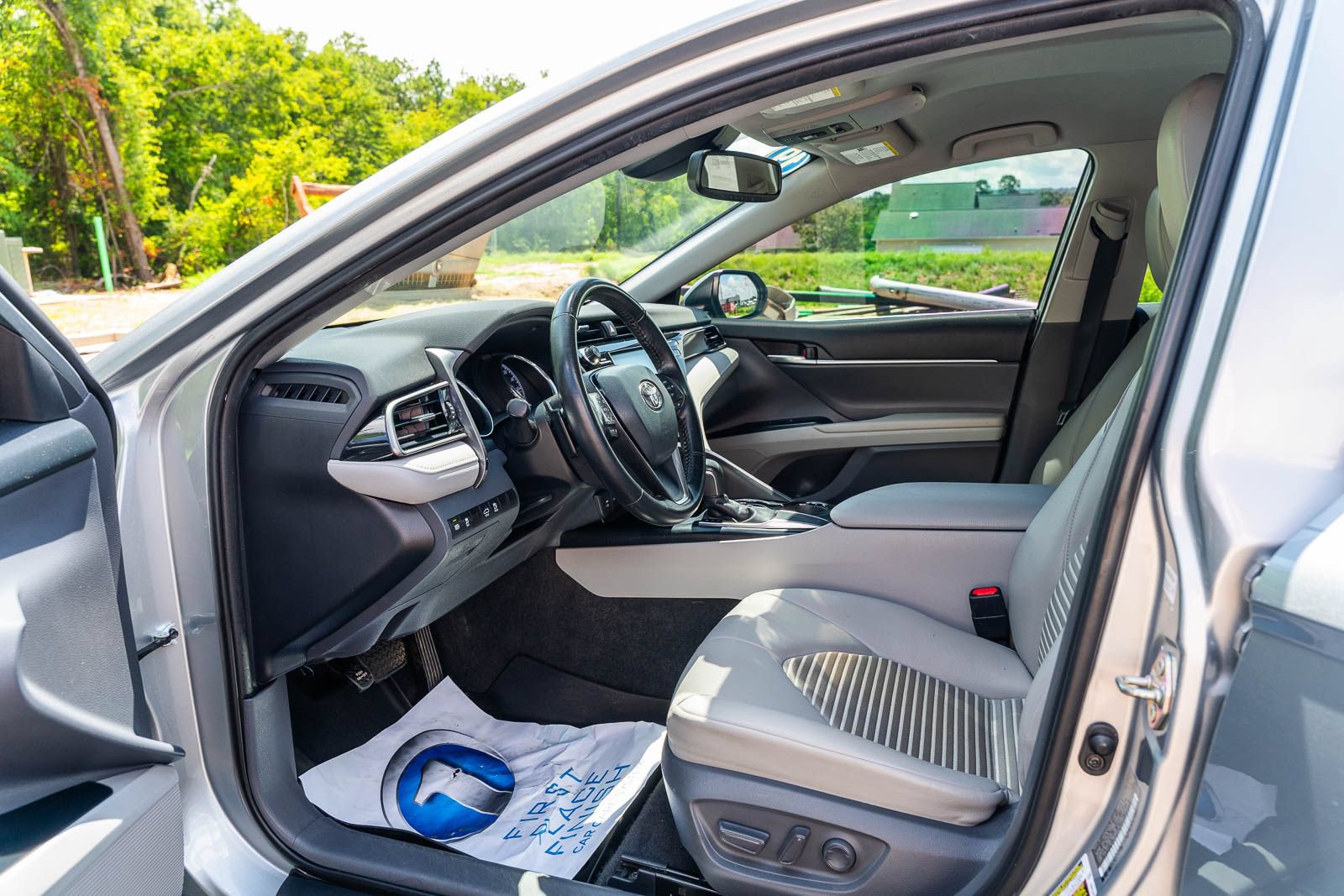 Used 2019 Toyota Camry SE w/ Convenience Package FWD image 18