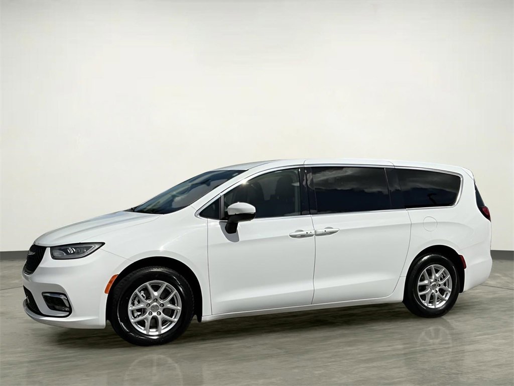 Used 2023 Chrysler Pacifica Touring-L image 2