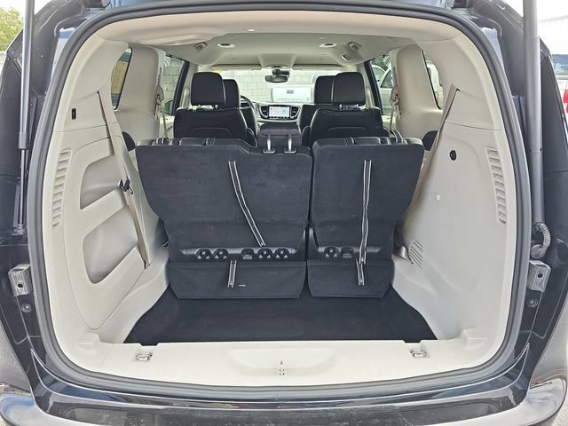 Used 2023 Chrysler Pacifica Touring-L FWD image 15