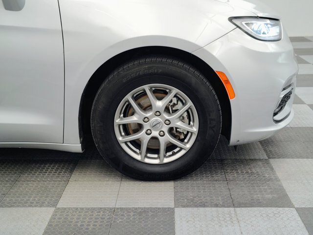 Used 2022 Chrysler Pacifica Touring FWD image 13