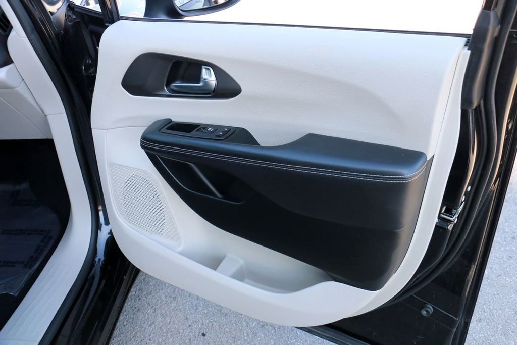 Used 2023 Chrysler Pacifica Touring-L FWD image 30