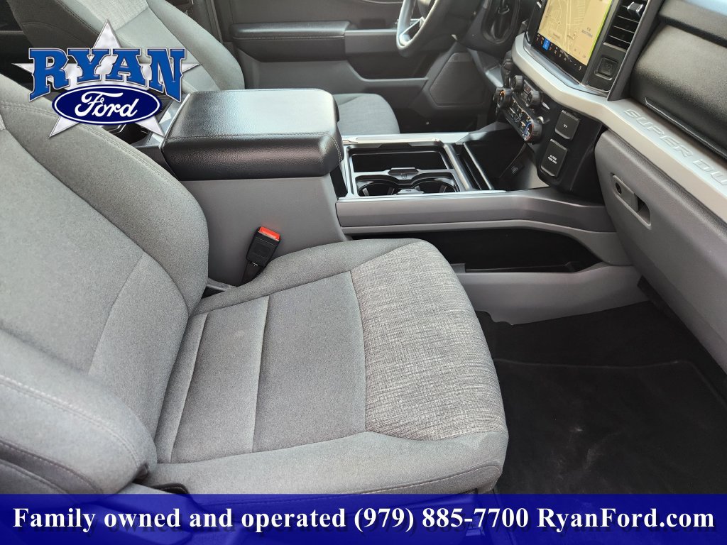 Certified 2025 Ford F250 XLT w/ Black Appearance Package AWD/4WD image 9