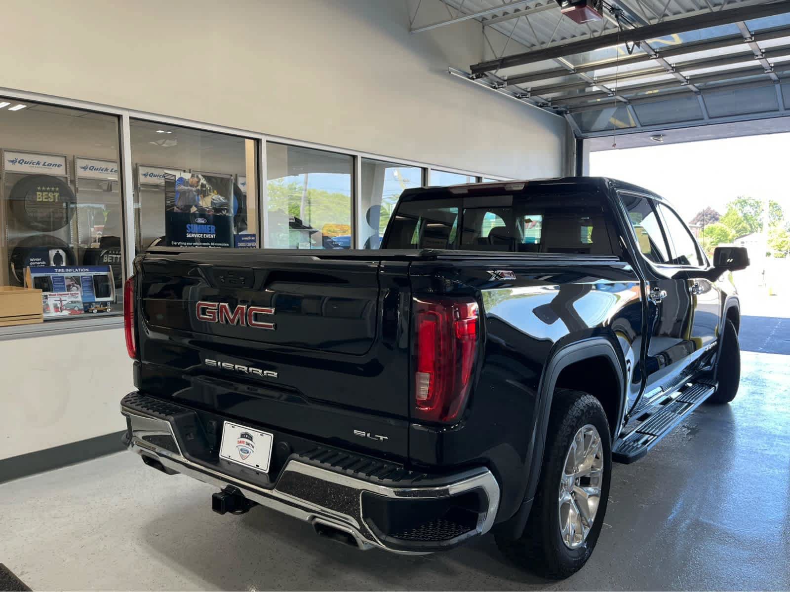 Used 2022 GMC Sierra 1500 SLT w/ SLT Premium Package AWD/4WD image 8