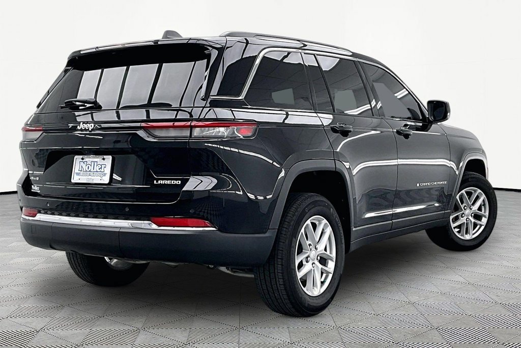Used 2025 Jeep Grand Cherokee Laredo X AWD/4WD image 2