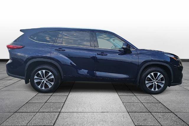 Used 2022 Toyota Highlander XLE AWD/4WD image 4