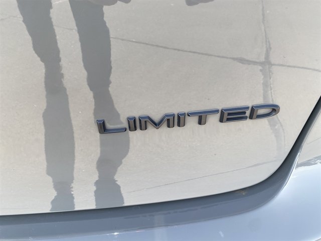 Used 2025 Chrysler Pacifica Limited FWD image 17