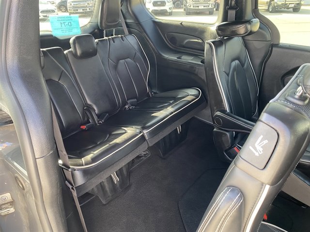 Used 2025 Chrysler Pacifica Limited image 17