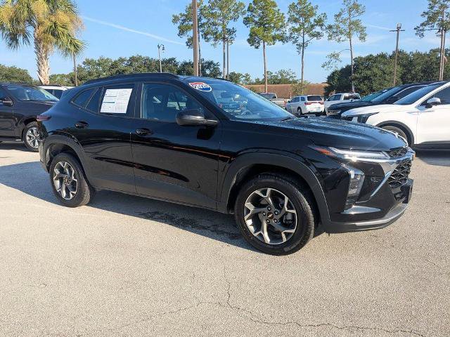 Used 2025 Chevrolet Trax LT FWD image 2