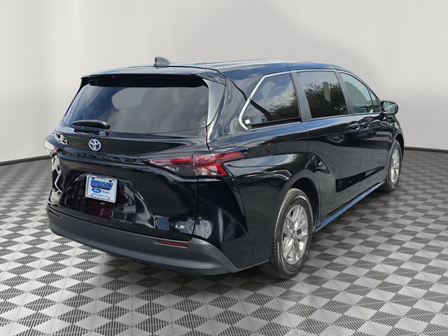Used 2025 Toyota Sienna LE FWD image 6