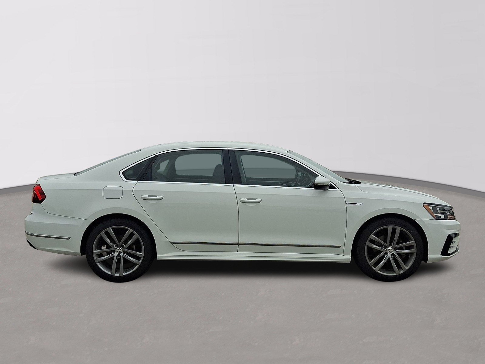 Used 2017 Volkswagen Passat 1.8T R-Line FWD image 7