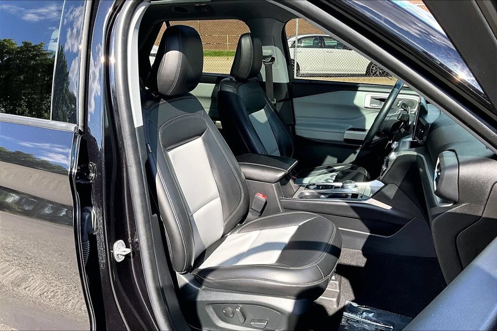 Certified 2022 Ford Explorer XLT w/ Equipment Group 202A AWD/4WD image 7