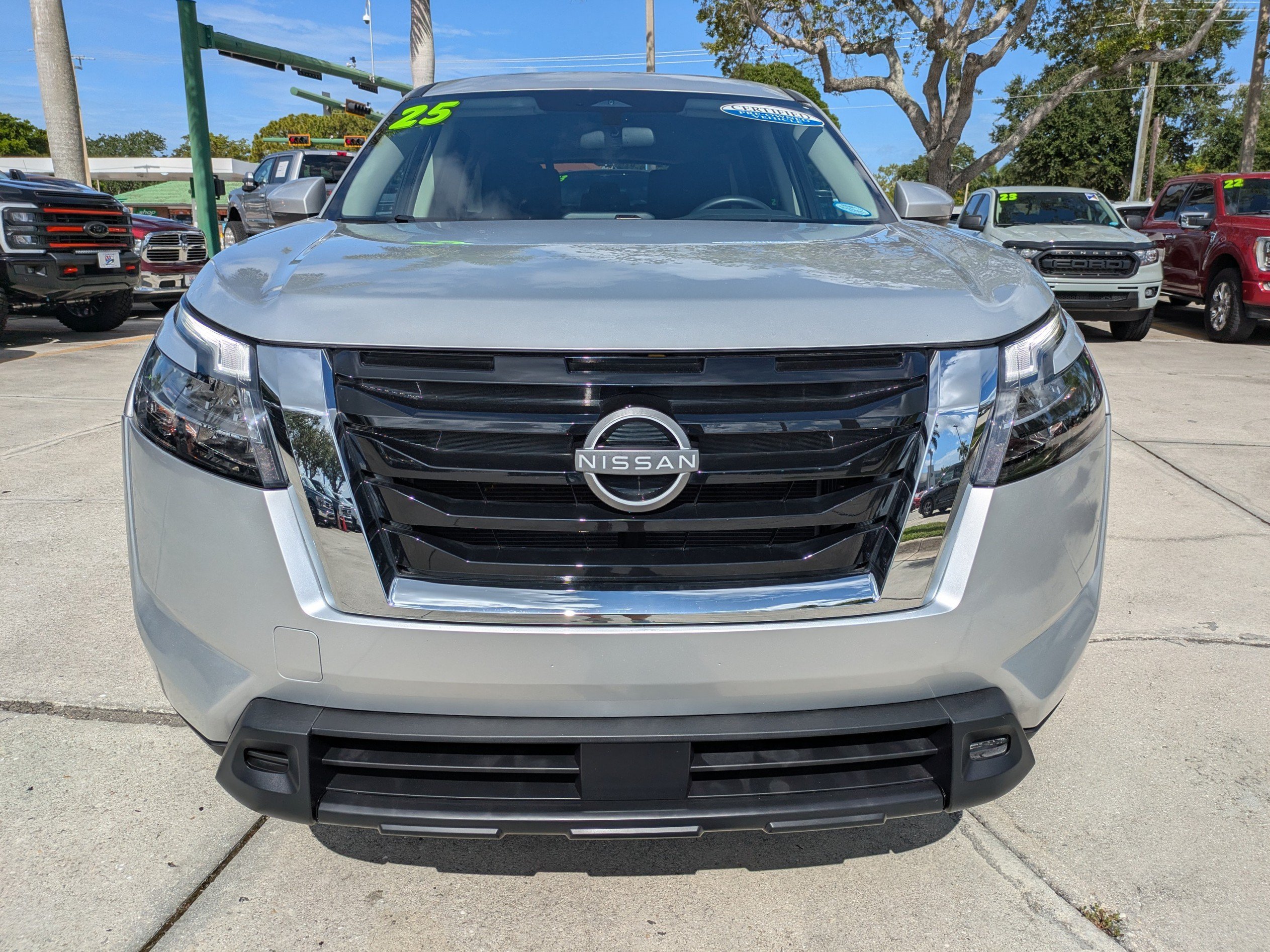 Used 2025 Nissan Pathfinder SV AWD/4WD image 8