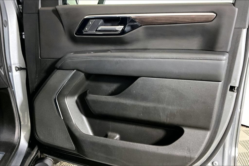 Used 2025 Chevrolet Suburban Z71 AWD/4WD image 19