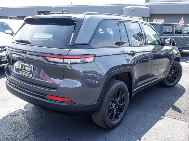 Used 2024 Jeep Grand Cherokee Altitude AWD/4WD image 10