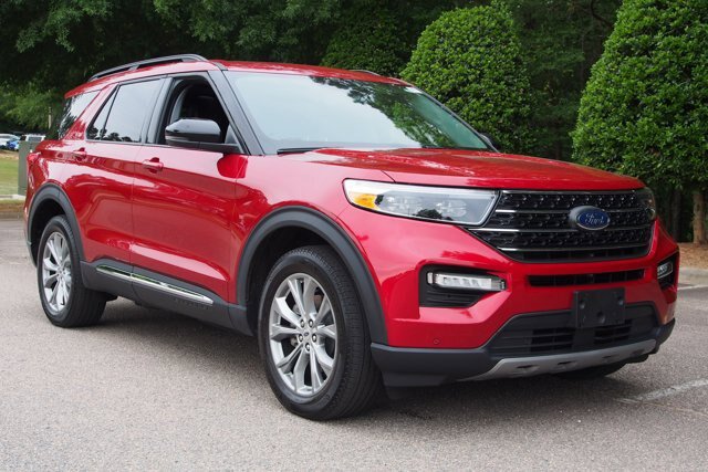 Certified 2024 Ford Explorer XLT w/ Equipment Group 202A AWD/4WD image 1