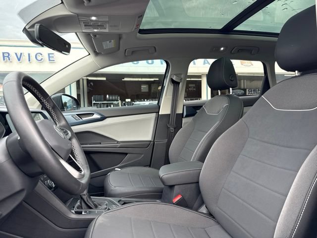 Used 2024 Volkswagen Taos SE w/ Panoramic Sunroof Package AWD/4WD image 8