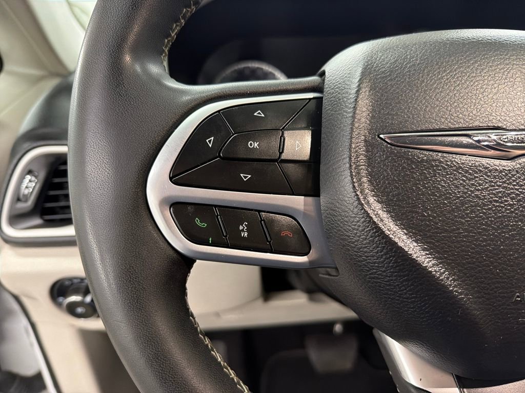 Used 2023 Chrysler Pacifica Touring-L FWD image 18